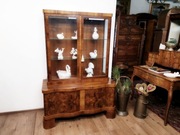 Orzechowa serwantka  witryna art deco 828/2025