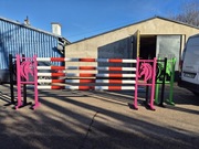 Przeszkoda dla koni  jeździecka stojaki drągi malowane 