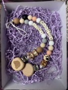 Zawieszka na smoczek personalizowana z imieniem  dowolne imię 