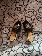 Klapki czarno-złote z klamra 