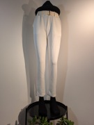 Białe spodnie materiałowe z paskiem elastyczna tal