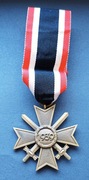 Krzyż zasługi KVK z mieczami Kriegsverdienstkreuz 1939 sygnowany 65 .