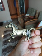 Piękny otwieracz do butelek koń w galopie 