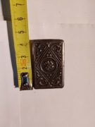 Małe stare żelazne pudełko do przechowywania piór do atramentu