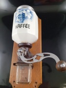 Stary oryginalny młynek antyk 