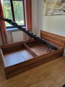 Łóżko w kolorze orzech, w rozmiarze 140x200 cm, ze skrzynią na pościel.