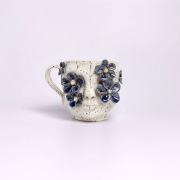 Ceramiczny kubek z twarzą i niebieskimi kwiatami – handmade