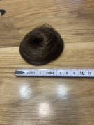 Koczek Treska z włosów naturalnych kasztanowych w koszyczku