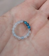Niebieski Pierścionek elastyczny kamienie akwamaryn apatyt 