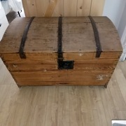 Wiekowy kufer na wiano       