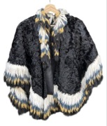 Vintage poncho z futrzastej tkaniny – styl boho / etniczny