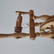 drewniany model kołowrotka