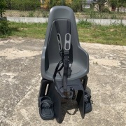 Fotelik rowerowy Bobike ONE Maxi mocowanie na bagażnik kolor Urban Grey
