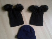 Czapki dziewczęce z pomponami