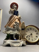 figura z porcelany. Duża postać dziewczyna z psem #907