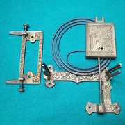 Masywny system mocowania mechanizmu zegara wiszącego ze śrubami