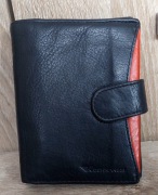 Skórzany czarny portfel męski z zapięciem