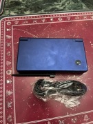 Nintendo DSi z ładowarką i rysikiem