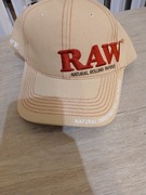 Czapka RAW z daszkiem. W niej ubijak.