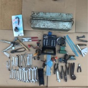 Imadło kowadło skrzynka narzędziowa PRL ukośnica i inne narzędzia ręczne.