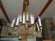 Piękny stary mosiężny żyrandol.