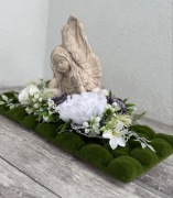 Kompozycja nagrobna na mchu