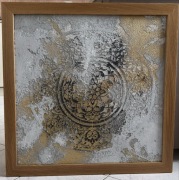 Obraz mandala w dębowej ramie.