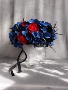 Kostium, duży wianek na głowę z niebieskich i czarnych kwiatów