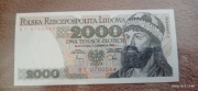 Banknot 2000 zł z 1982 roku. FAJNA Seria BT 0700044. Stan UNC. OSTRE ROGI.