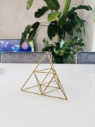 Złota figurka ostrosłup JYSK dekoracja trójkąt piramida