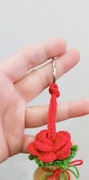 Wazonik z różyczką wykonany na szydełku, brelok, zawieszka 