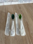 Miękkie silikonowe łyżeczki w etui OXO dla niemowląt 6+ (2 sztuki)