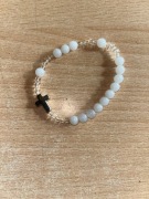 Różaniec na rękę – elegancka bransoletka na gumce z krzyżykiem