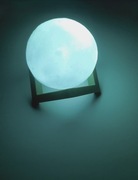 Lampka nocna w kształcie księżyca