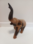 Figurka słonia z drewna, wysokość 35,5 cm