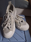 Buty sznurowane w czarne paski.