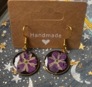 Piękne kolczyki z żywicy epoksydowej i stali nierdzewnej