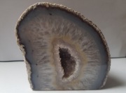 Agat geoda polerowana – buła surowa stojąca naturalna