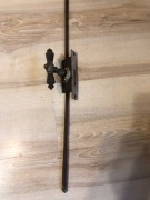 Baskwila ze starego okna wraz z ozdobną klamką