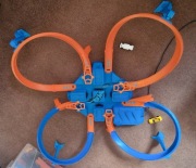 kilka zestawów HotWheels, trasy, beczki, katapulty