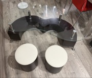 Stolik kawowy z pufami