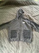 Czarna kurtka Nike – lekka wiatrówka w sportowym stylu