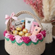 Koszyk handmade szydełkowy z tulipanami , prezent Dzień Mamy / nauczyciel
