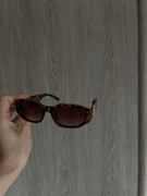 Niesamowite okulary przeciwsłoneczne, Versace trend 2025