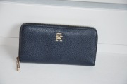 Granatowy duży  portfel Tommy Hilfiger
