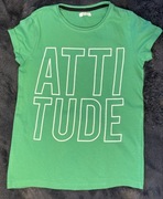 Modna zielona koszulka dla dziewczynki 146/152 z napisem Attitude
