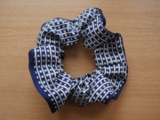Mała biało granatowa gumka scrunchie do włosów