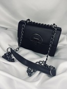 Mała elegancka torebka na pasku łańcuszku
