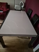 Stół i 4 krzesła.