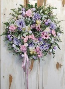 Wianek dekoracyjny na drzwi lub ścianę, kwiaty sztuczne 